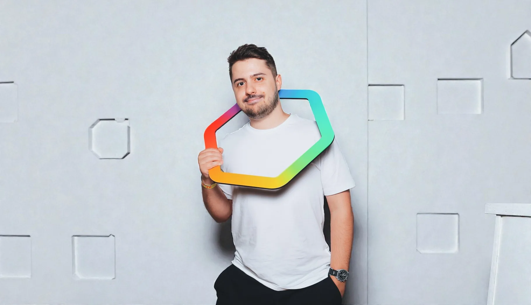 Joshua Luca Kirkland mit dem simpleclub-Hexagon um den Hals